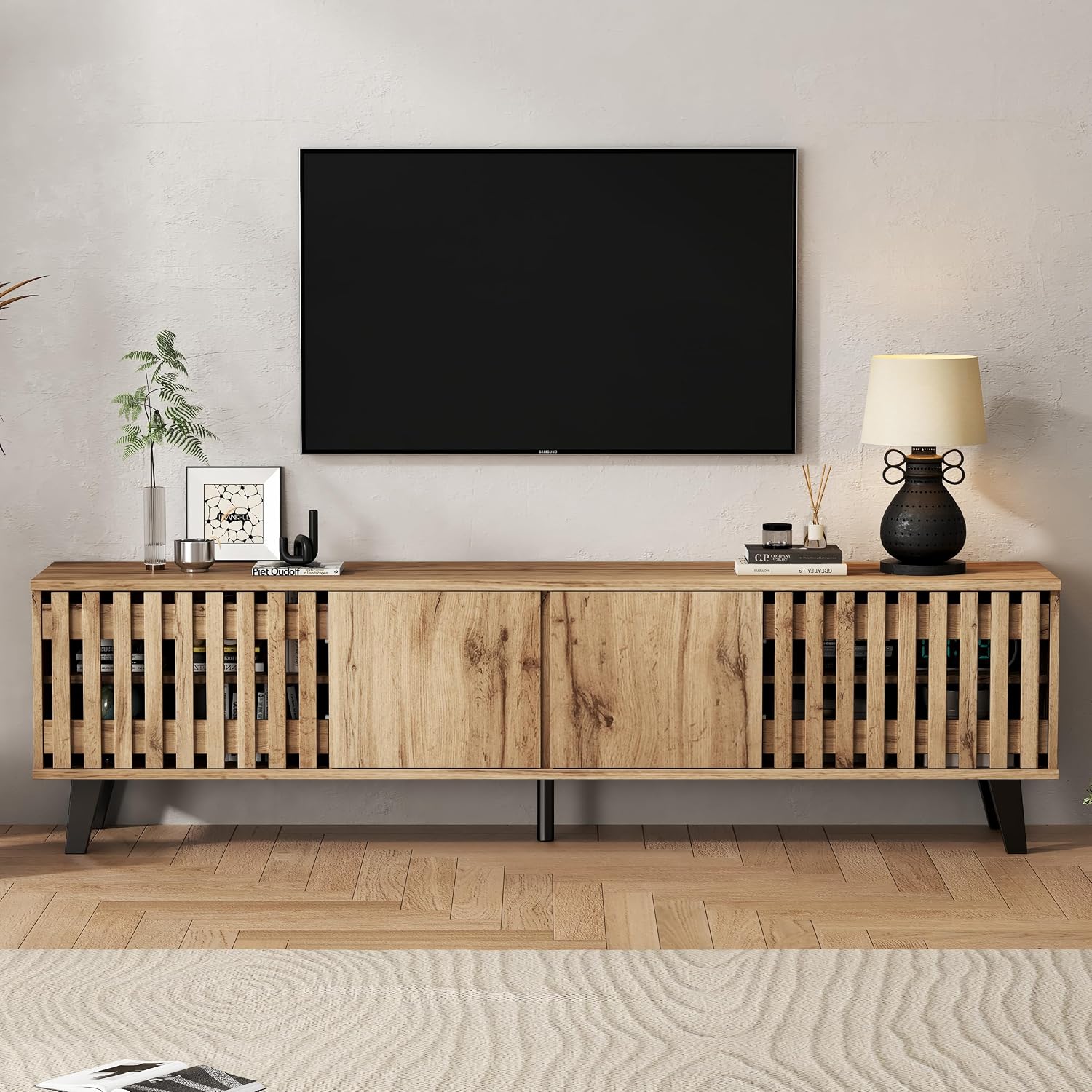 Merax TV Schrank 180cm, Fernsehtisch, Lowboard mit 4 Schränken für 70-Zoll-Fernseher, Durchbrochene Schranktüren, TV Kommode, HiFi-Schrank für Wohnzimmer/Schlafzimmer, Landhausstil, Original Holzfarbe — Ansicht 2